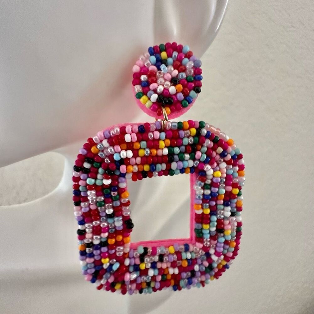 Pink beaded statement earrings - Picture 5 of 7